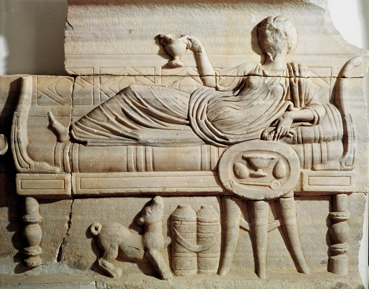 Detail eines Sarkophags, der eine Frau zeigt, die auf einer Bank liegt von Roman