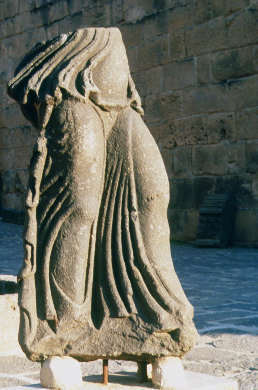 Fragment einer Skulptur einer stehenden Frau von Roman