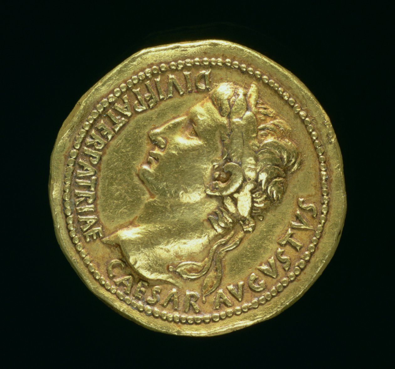 Goldmünze (Vorderseite) des Kaisers Augustus (31 v. Chr.-14 n. Chr.) mit Lorbeerkranz. Geprägt ca. 07-06 v. Chr. von Roman