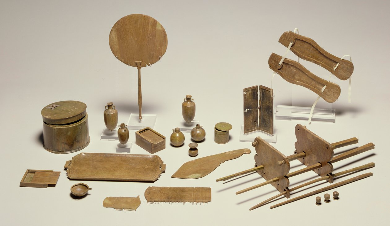 Gruppe von Toiletten- und Schreibutensilien von Roman