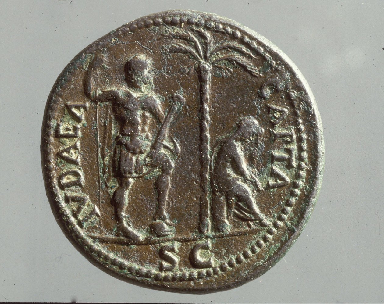 Imperiale Münze mit trauernden Figuren und der Inschrift 