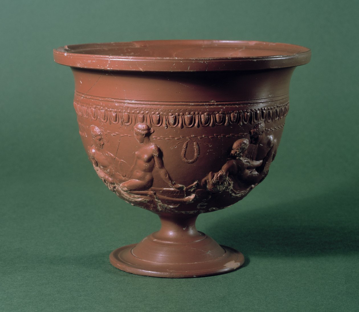 Krater, der Liebende darstellt, Arezzo, ca. 1. Jahrhundert v. Chr. - 1. Jahrhundert n. Chr. (rote Glasurkeramik) von Roman