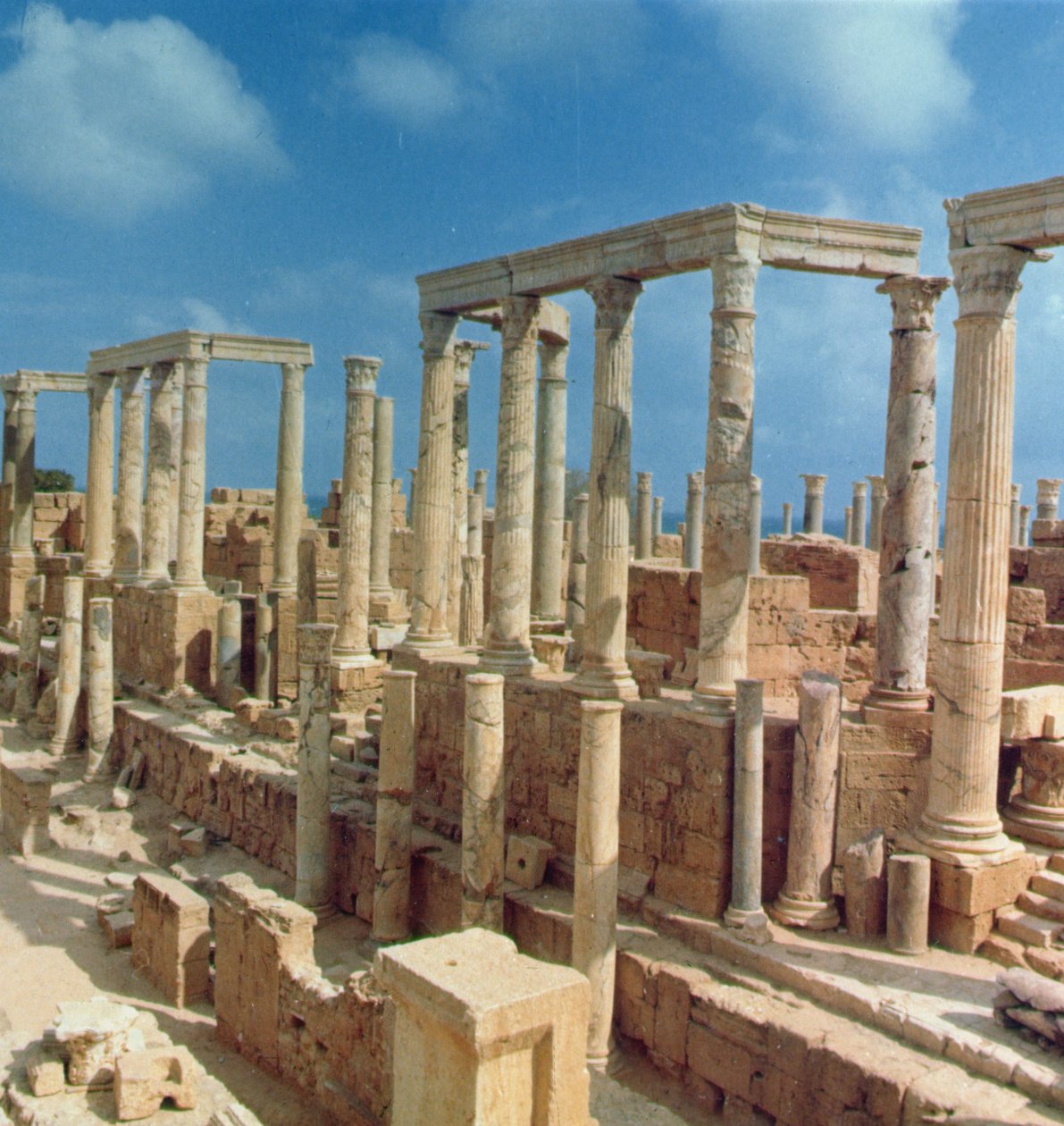 Kalksteinsäulen aus dem Theater von Roman