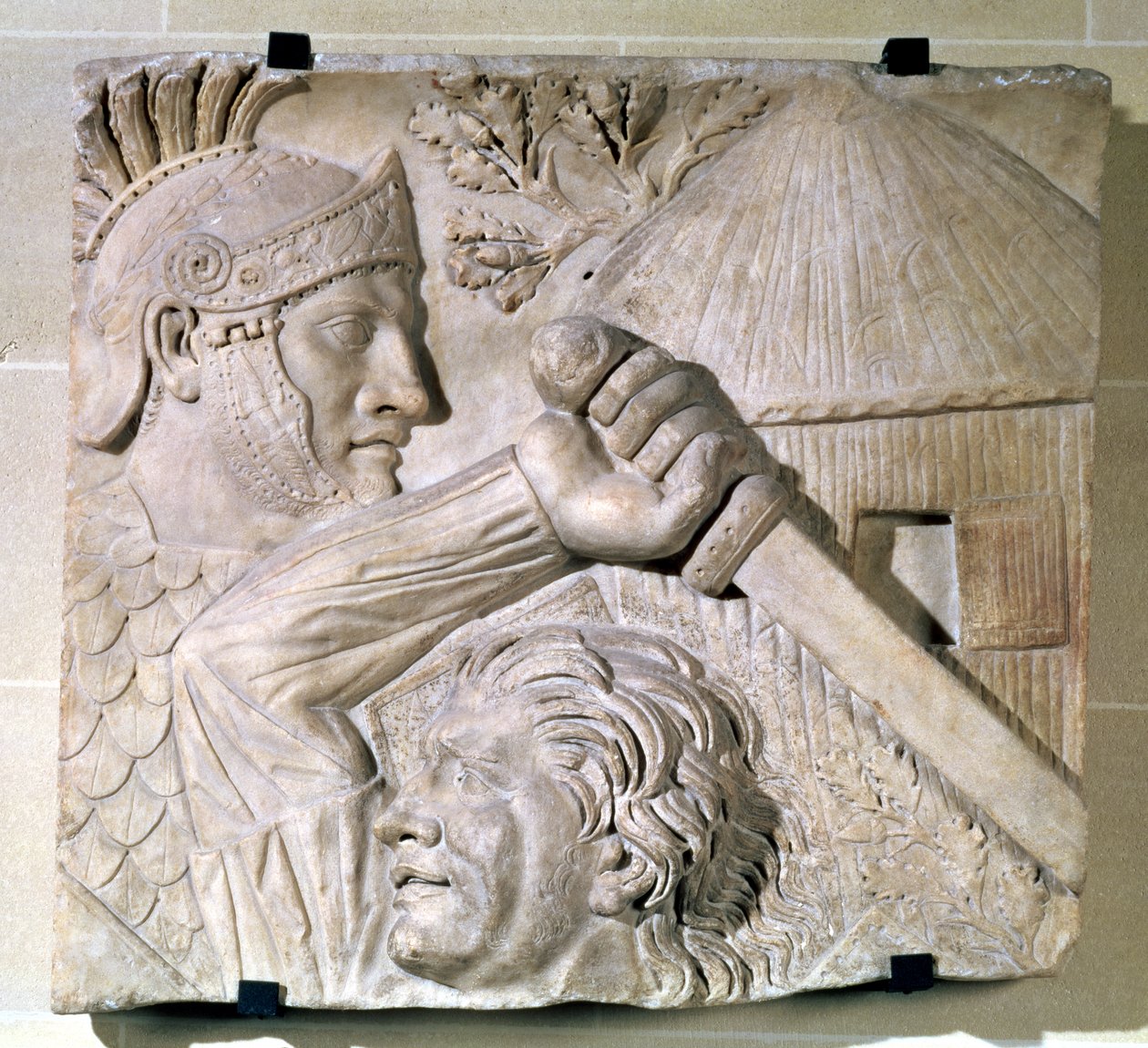 Relief, das einen Barbaren zeigt, der gegen einen römischen Legionär kämpft von Roman