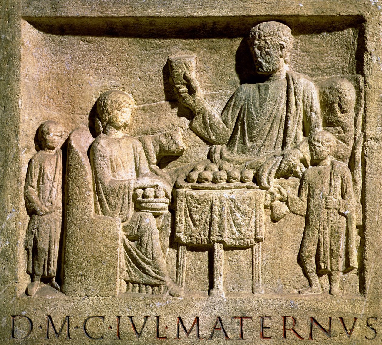 Relief, das eine Familienmahlzeit darstellt von Roman
