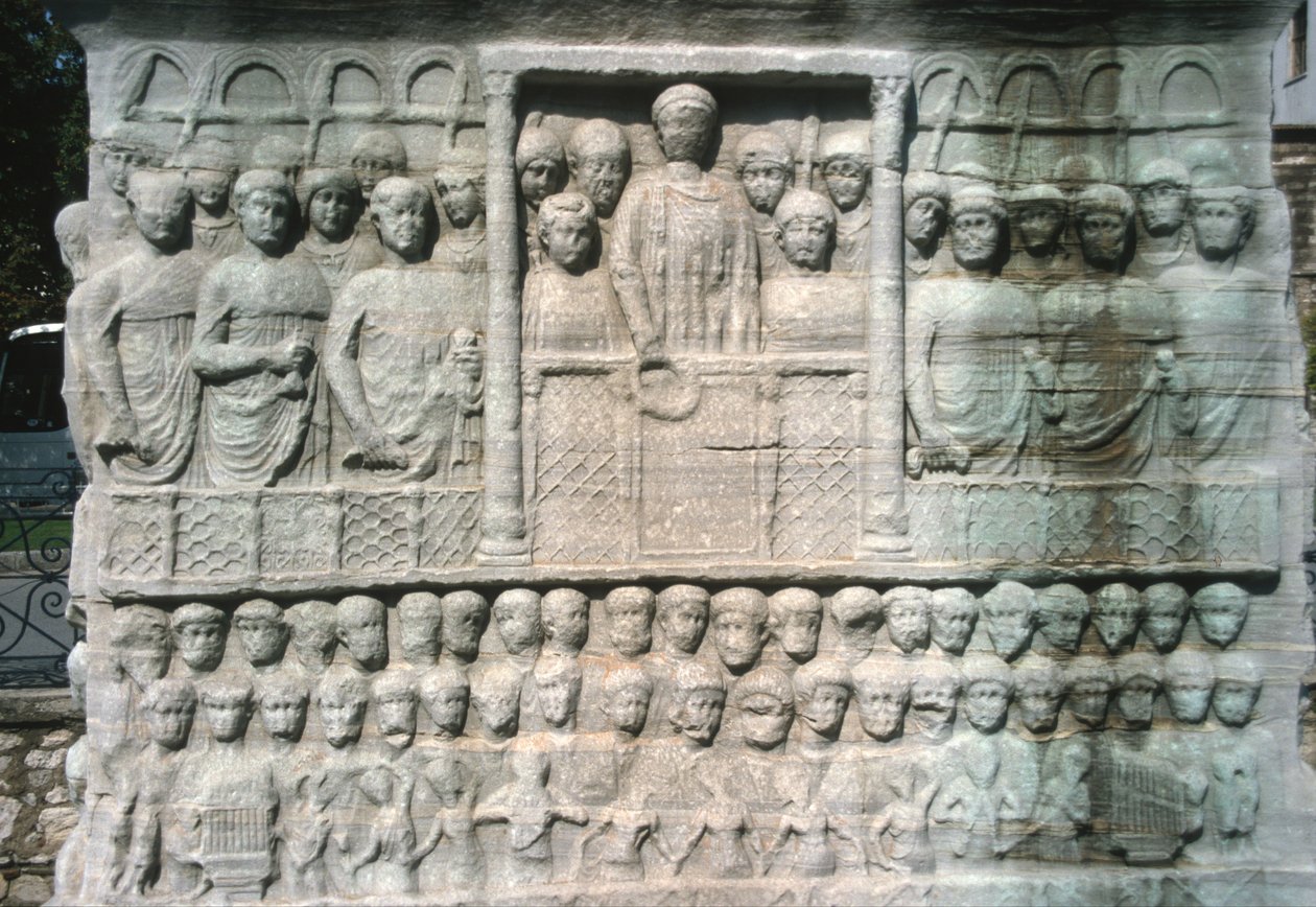 Relief am Sockel des Obelisken von Theodosius I., auch bekannt als Obelisk von Tuthmosis III., aus Karnak von Roman