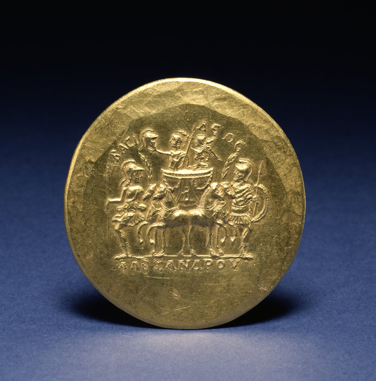 Rückseite einer Medaille, die Alexander den Großen und Nike, die Göttin des Sieges, in einem Streitwagen darstellt von Roman