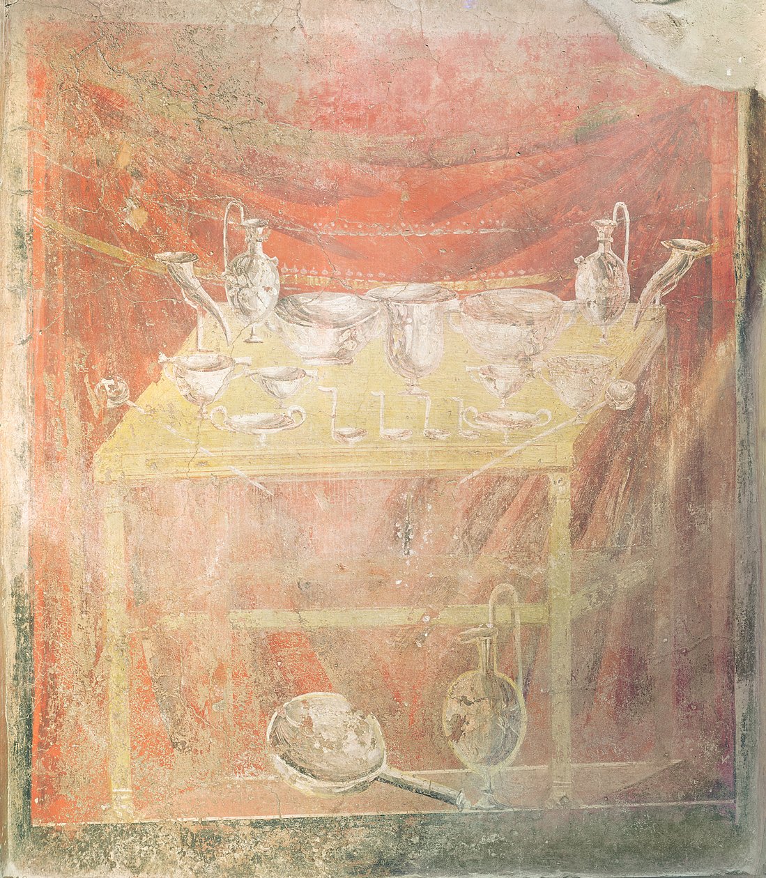 Silberwaren auf einem Tisch von Roman
