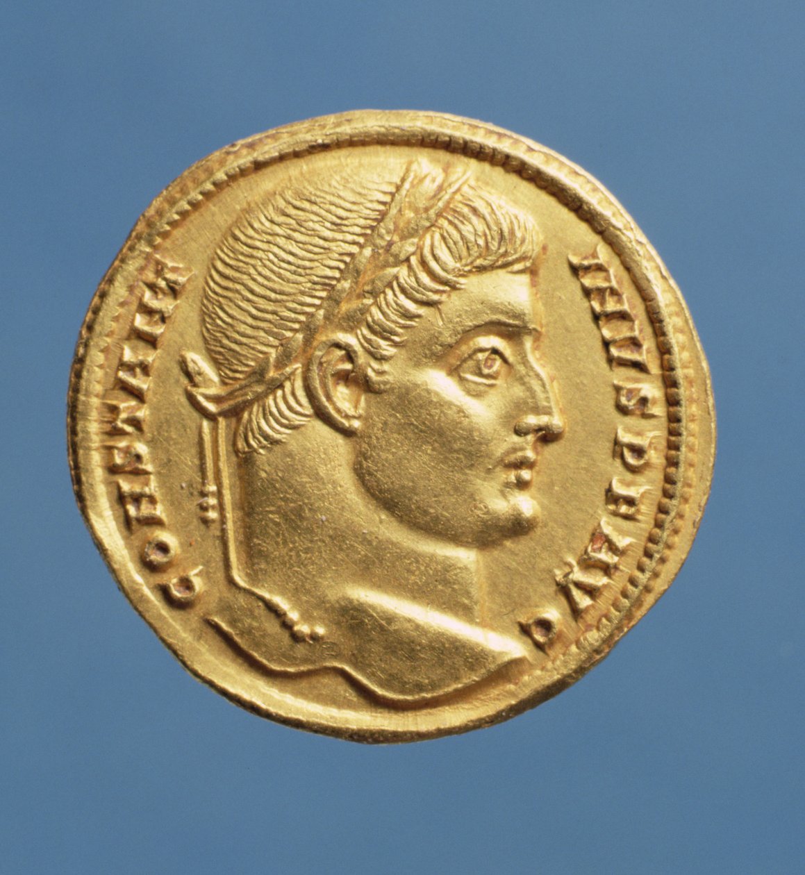 Solidus (Vorderseite) von Konstantin I., dem Großen (306-337) mit Lorbeerkranz. Inschrift: CONSTANTINVS P F AVG von Roman