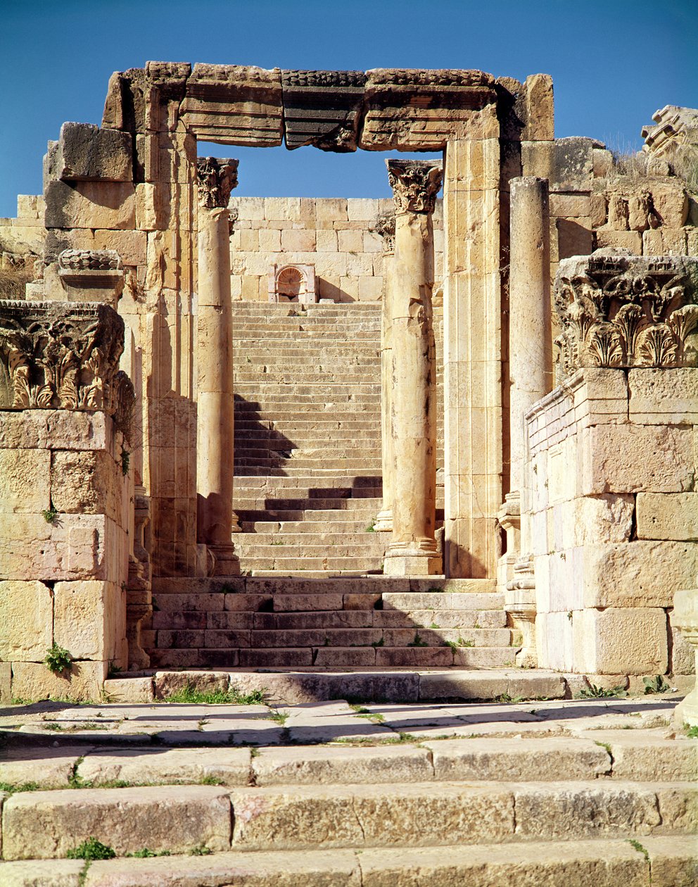 Ansicht des Eingangs zur Christlichen Kathedrale, erbaut ca. 350-375 n. Chr. von Roman