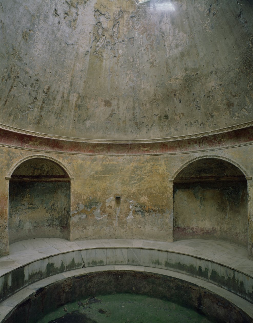 Blick auf das Innere des Frigidariums in den Thermen des Forums von Roman
