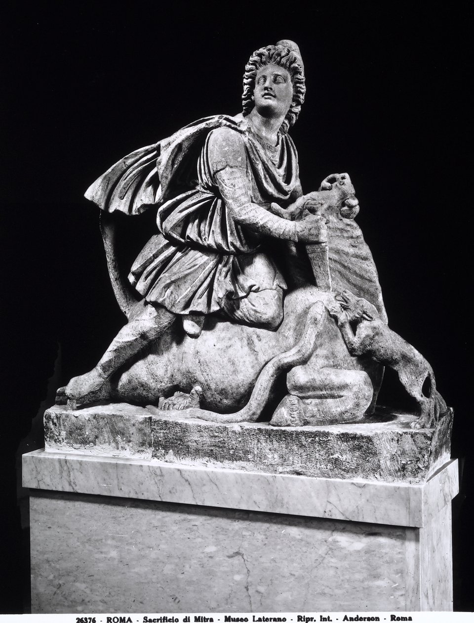 Mithras tötet einen Stier (Marmor) von Roman