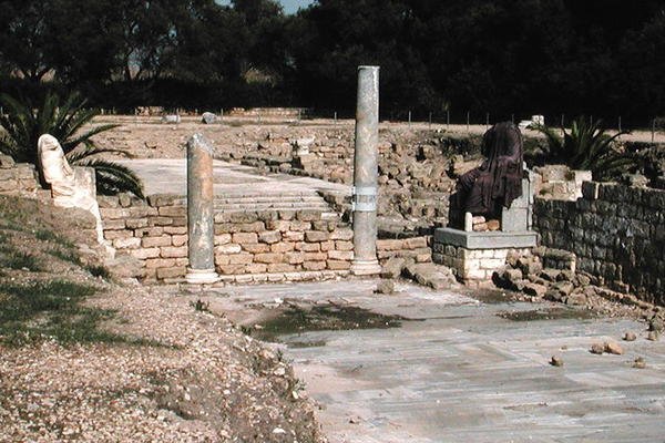 Ruinen einer Straße mit zwei Statuen von Roman