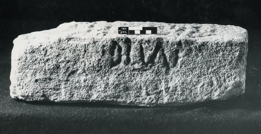 Beschrifteter Zenturienstein von Roman Roman
