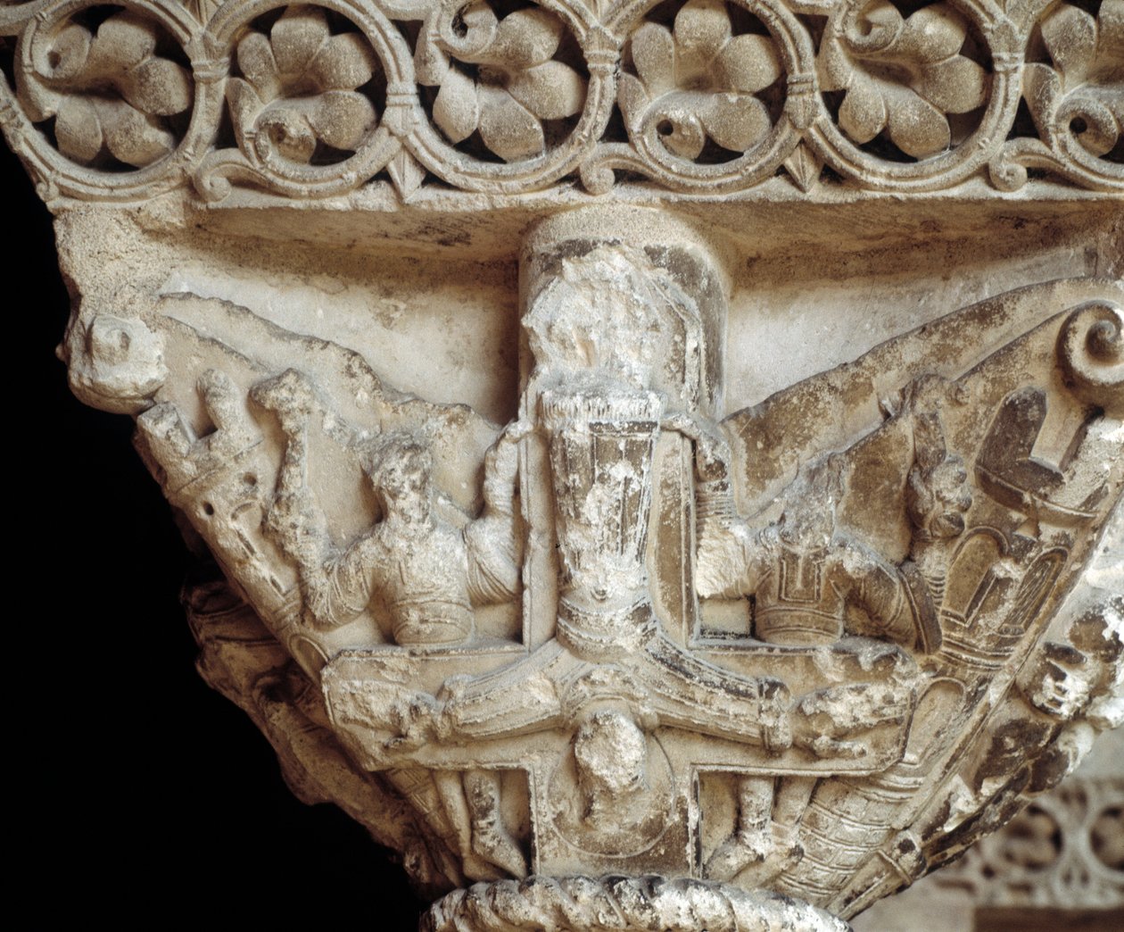 Kapitel, das St. Peter auf seinem Kreuz darstellt (Skulptur) von Romanesque