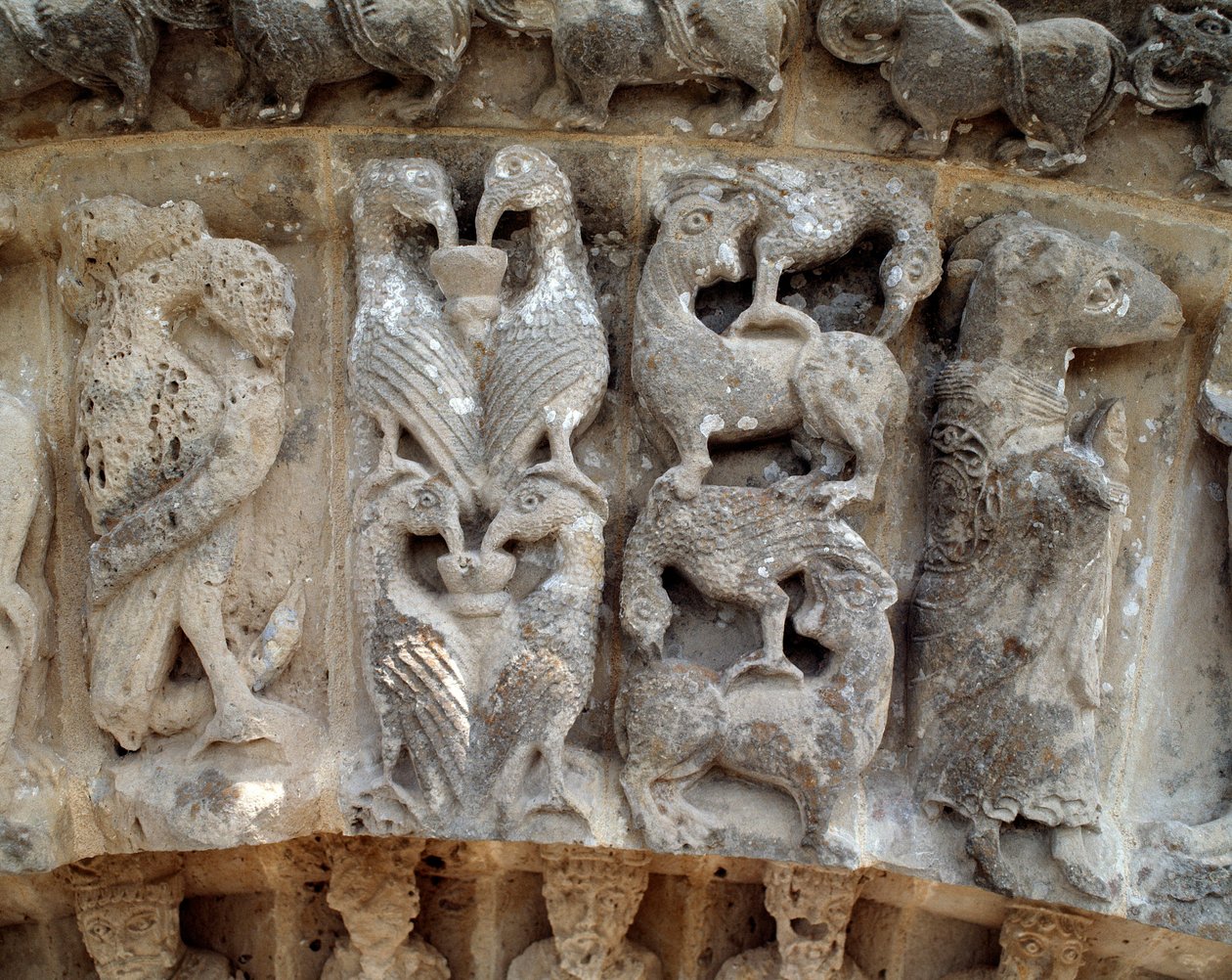Detail der Skulpturen des Südportals von Romanesque