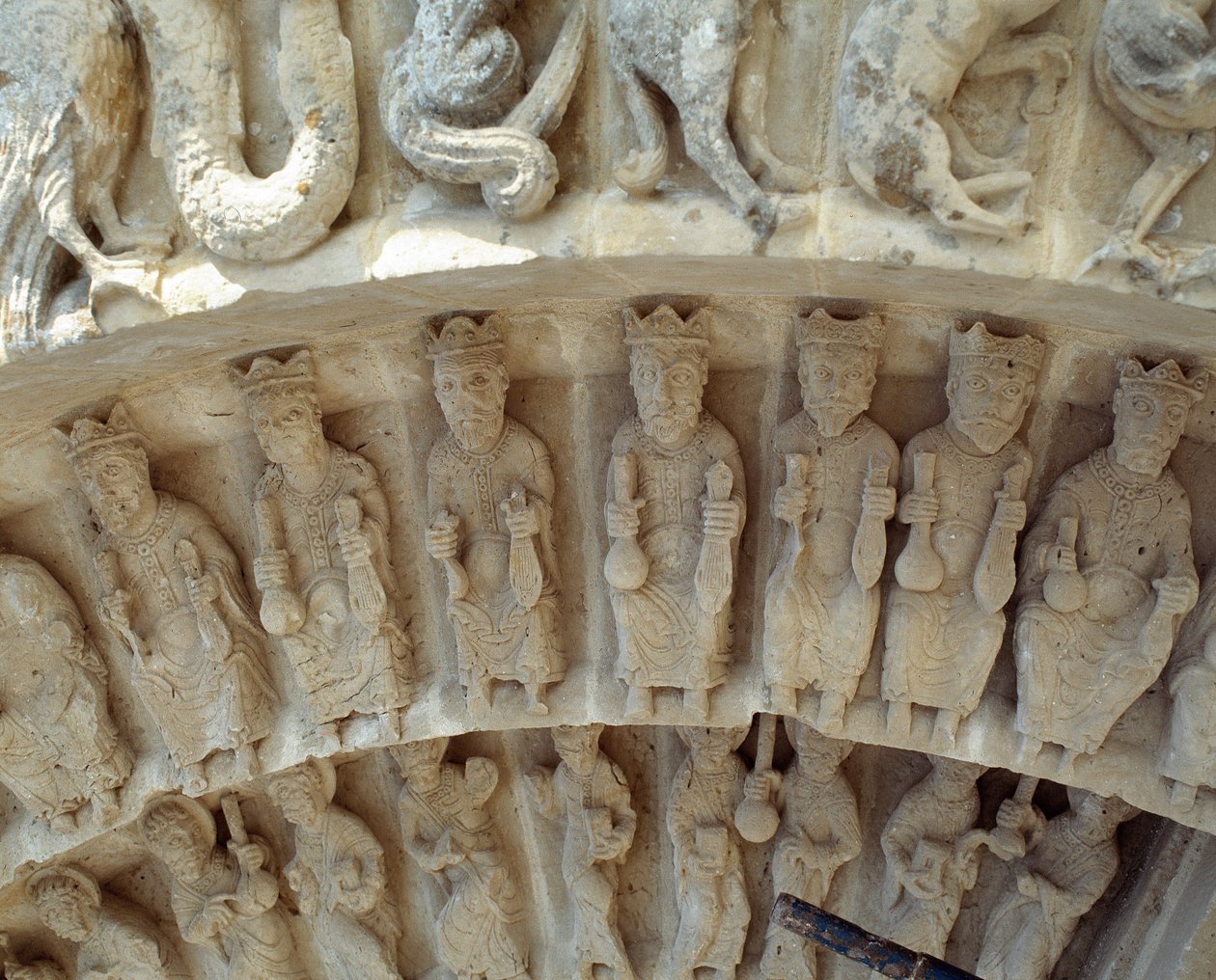 Detail der Skulpturen des Südportals von Romanesque