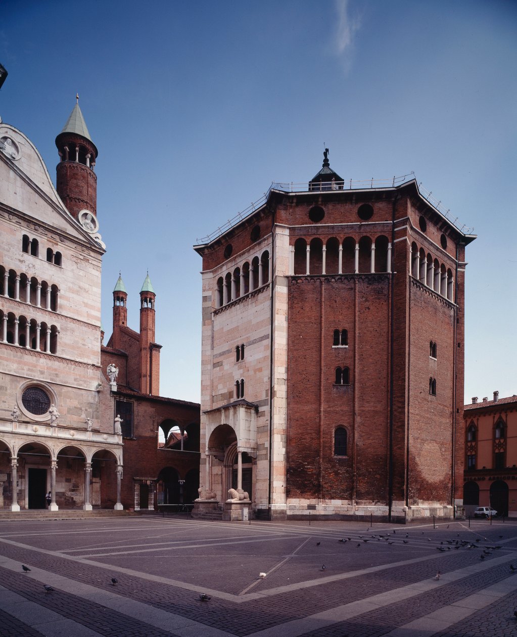 Außenansicht des Baptisteriums von Romanesque
