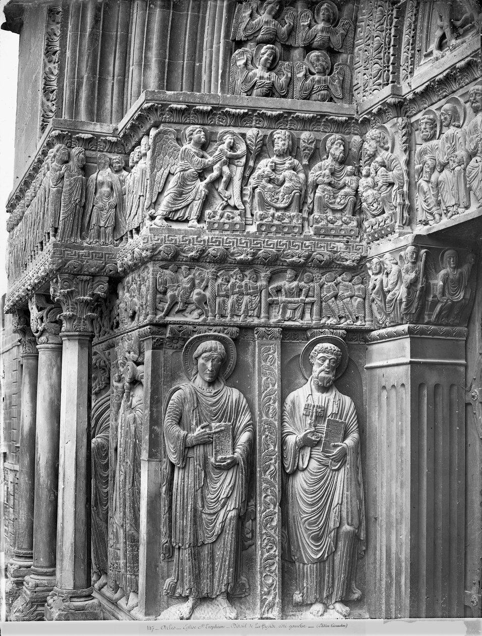 Linke Seite des Kirchenportals von Romanesque