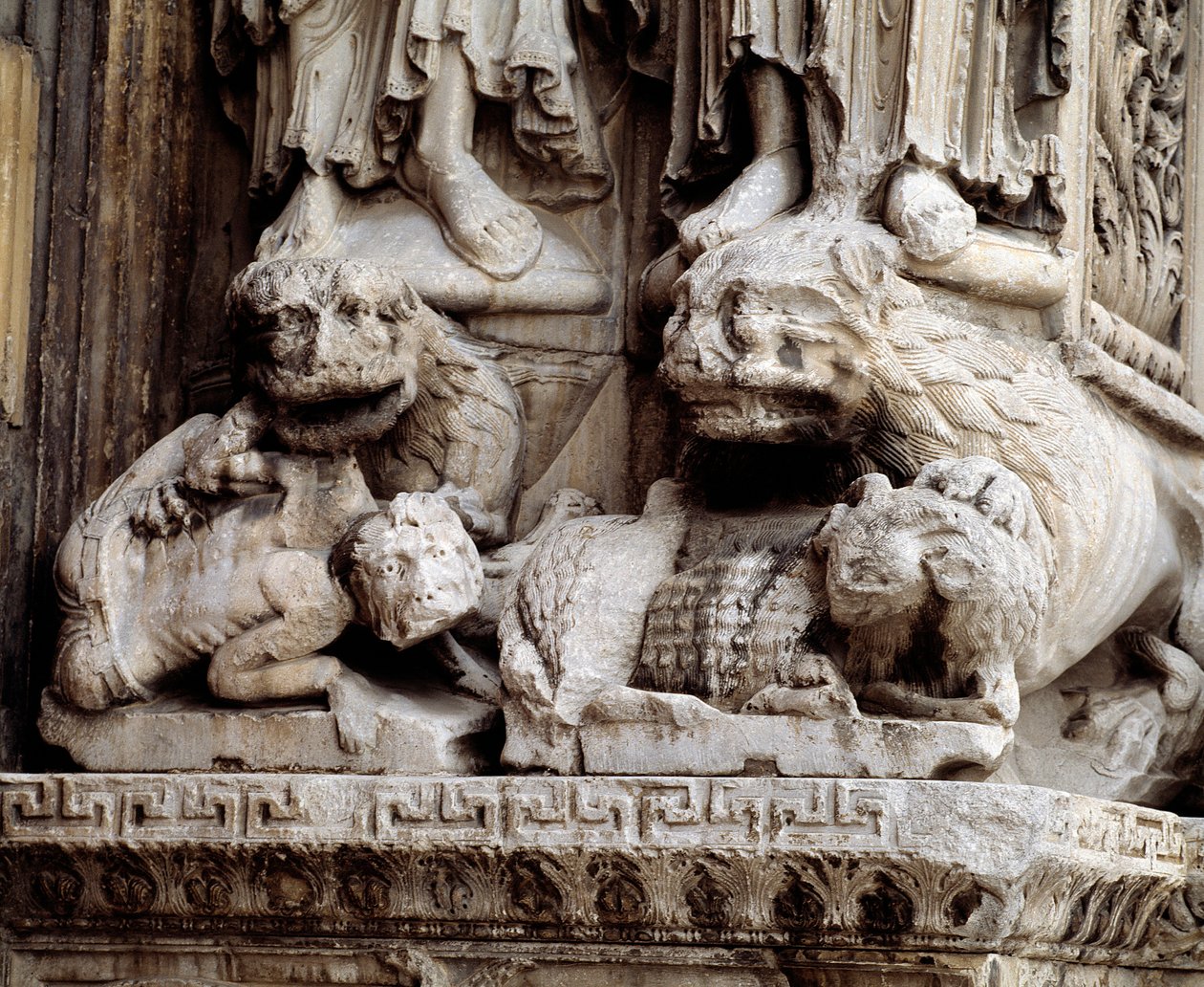 Monster. Geschnitzte Stütze einer Säule von Romanesque