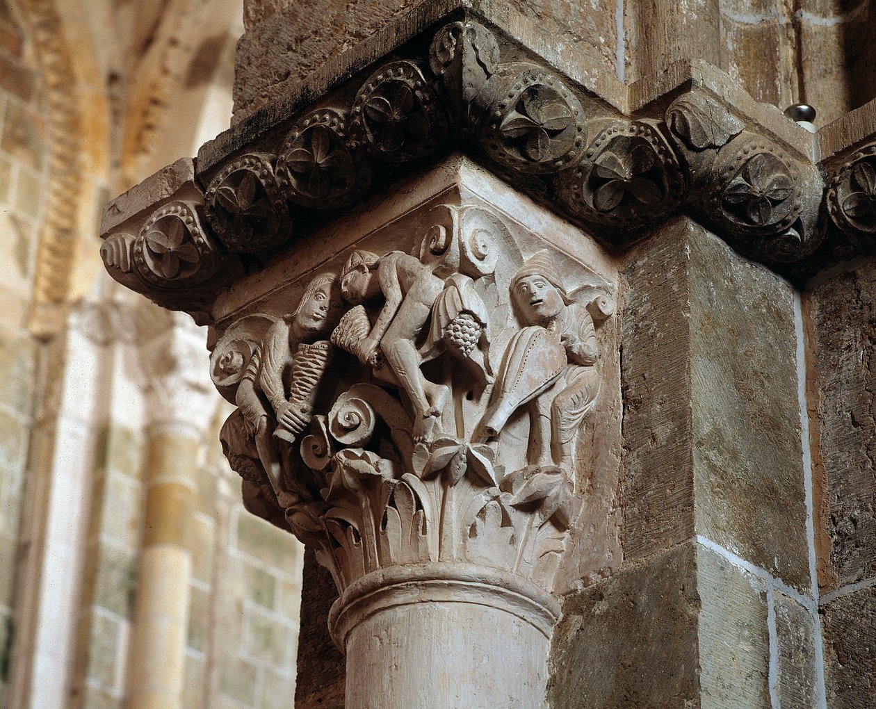 Darstellung der Winde (geschnitztes Kapital) von Romanesque