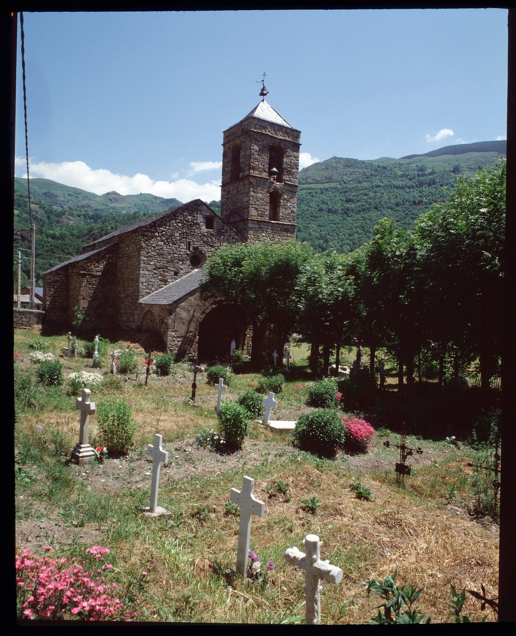 Ansicht der Kirche und des Friedhofs (Fotografie) von Romanesque
