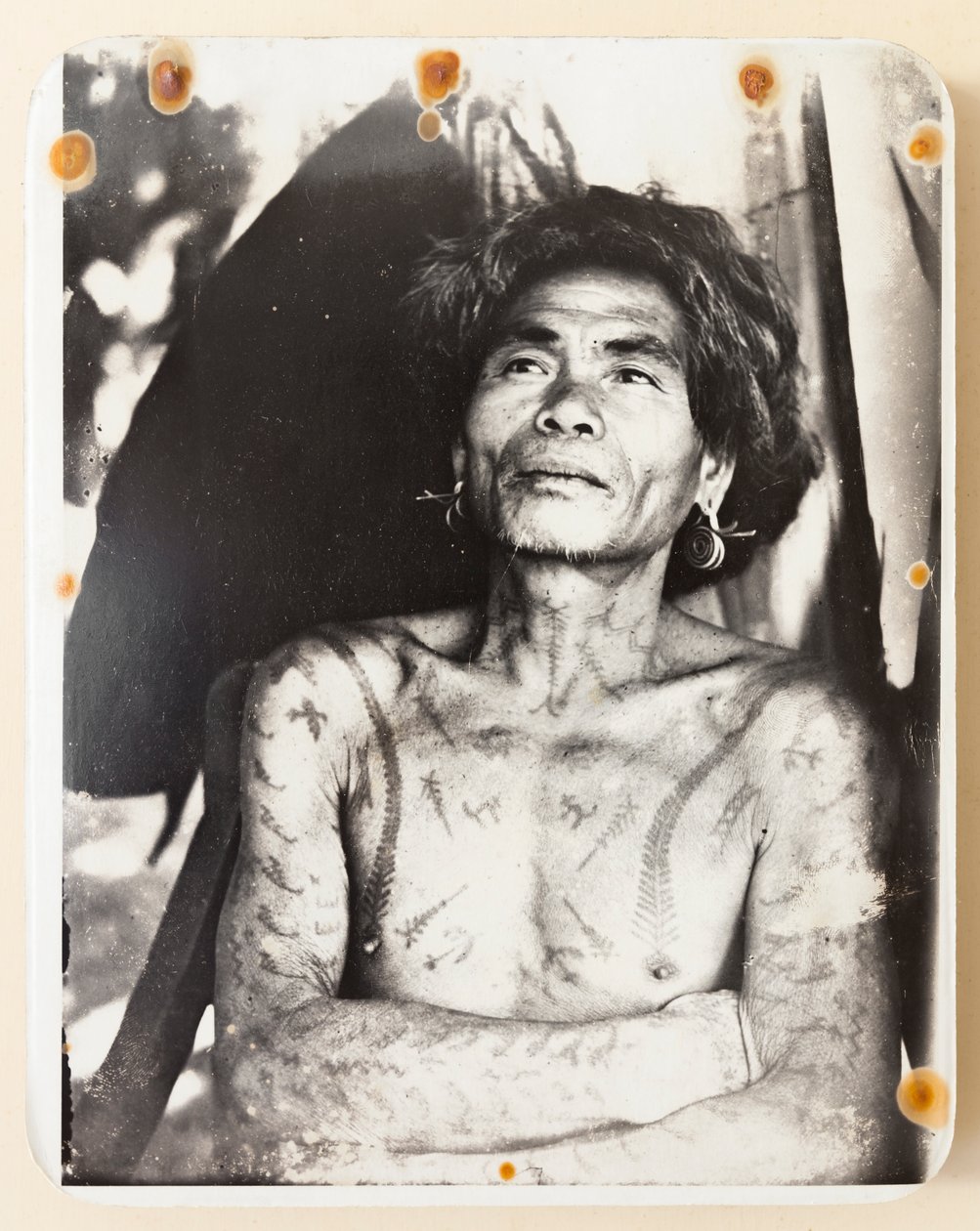 Ein tätowierter Ifugao aus dem Kababuyan-Distrikt von Roy Barton