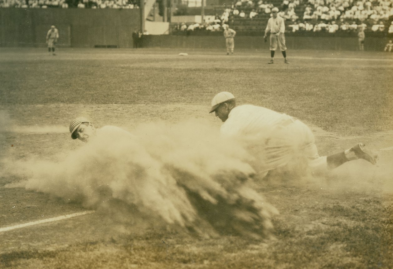 Baseballspieler rutscht in die dritte Base bei einem Spiel der St. Louis Terriers (Federal League) von Russell Froelich