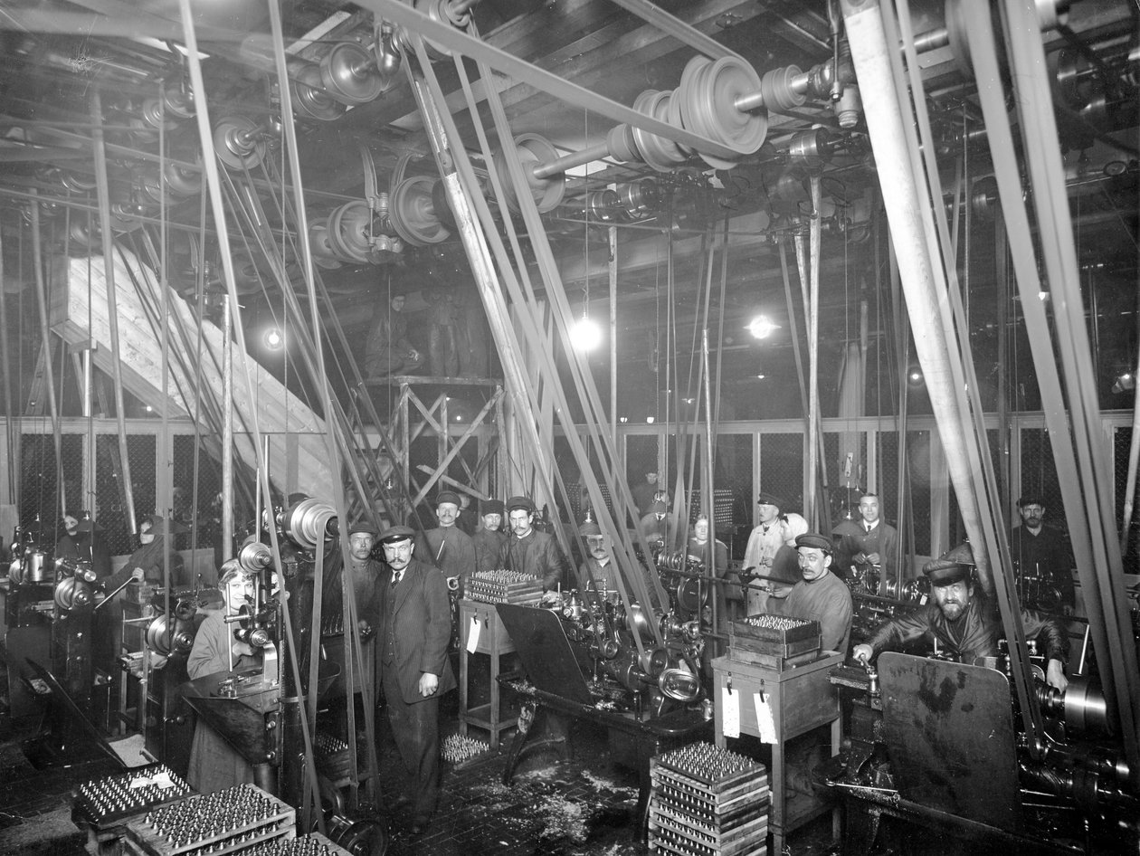Fabrikarbeiter in St. Petersburg, ca. 1916 von Russian Photographer