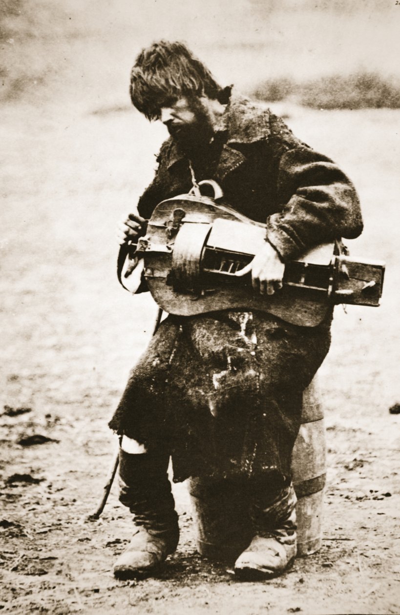 Russischer Bauer spielt Drehleier, um 1880er Jahre von Russian Photographer