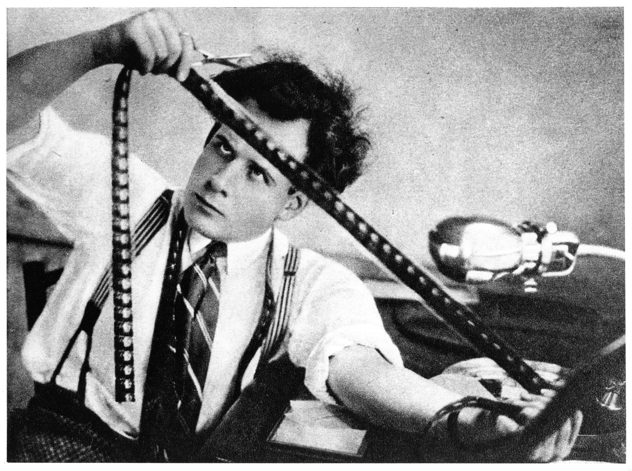 Sergei Eisenstein (1898-1948) beim Schneiden des Films Oktober, 1928, aus Serge Eisenstein, Reflexionen eines Filmemachers, veröffentlicht in Moskau, 1958 von Russian Photographer