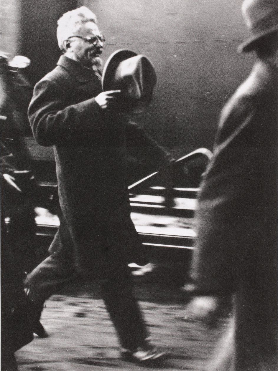 Trotzki kommt in Paris an (Sepia-Foto) von Russian Photographer