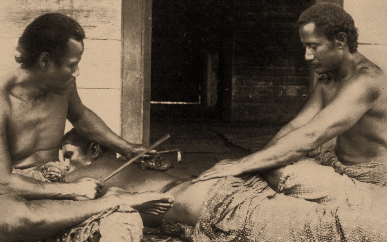 Ein samoanischer Mann wird tätowiert, um 1895 von Samoan