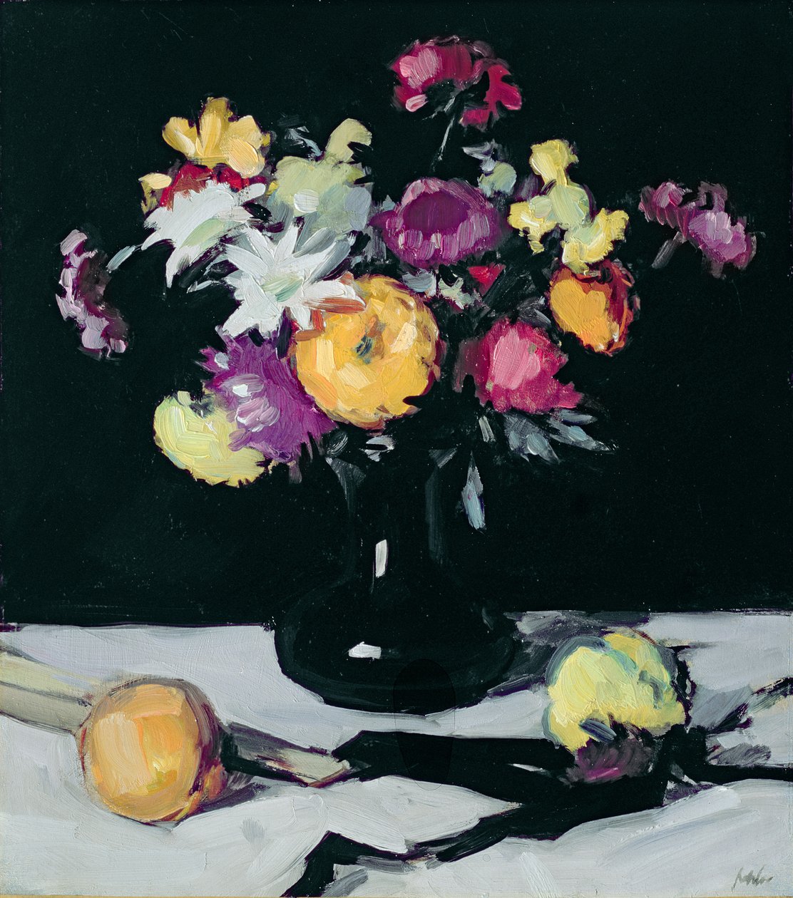 Stillleben mit Chrysanthemen vor Schwarz, ca. 1912 von Samuel John Peploe