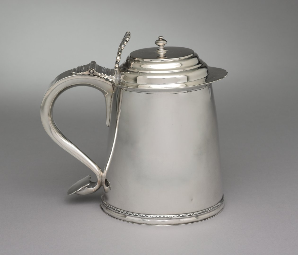 Bierkrug, um 1710 von Samuel Vernon