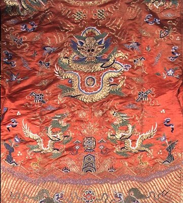 Chinesischer Drachenmantel (bestickte Terrakotta-Seide) von School Chinese