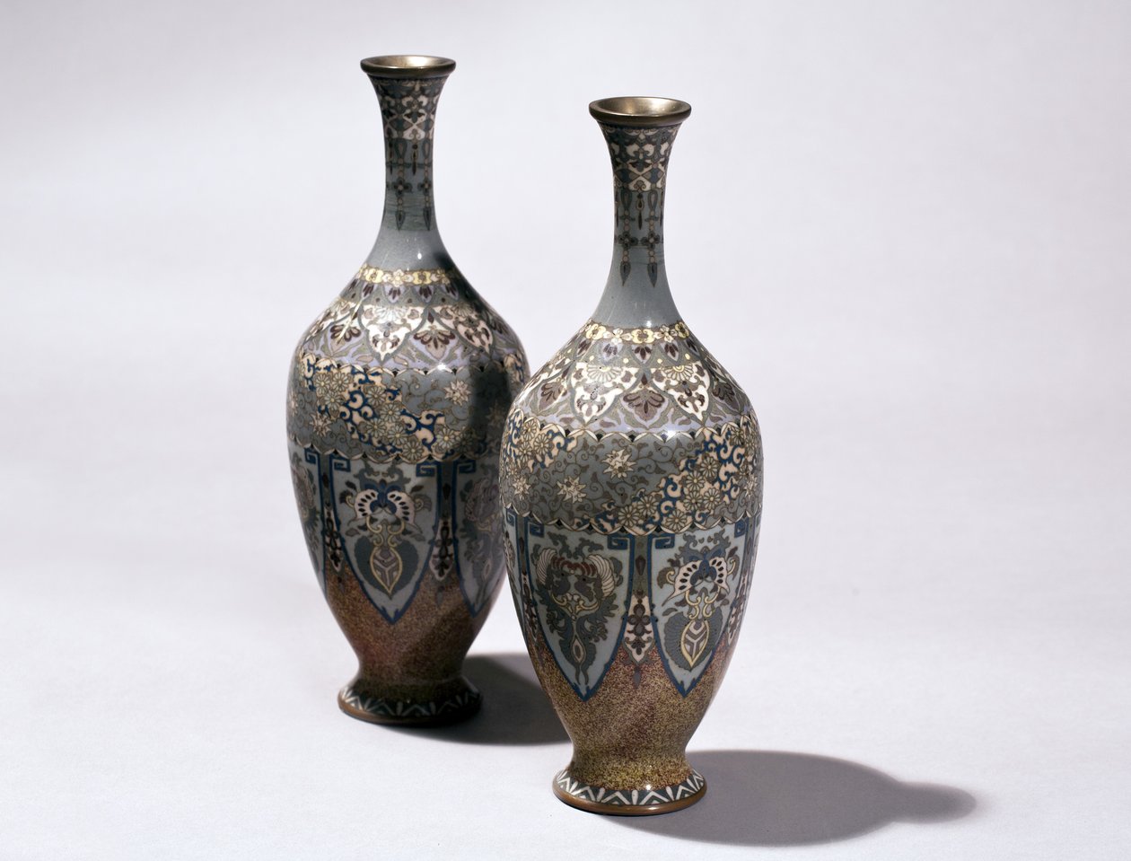Zwei Cloisonné-Vasen von Japanese School