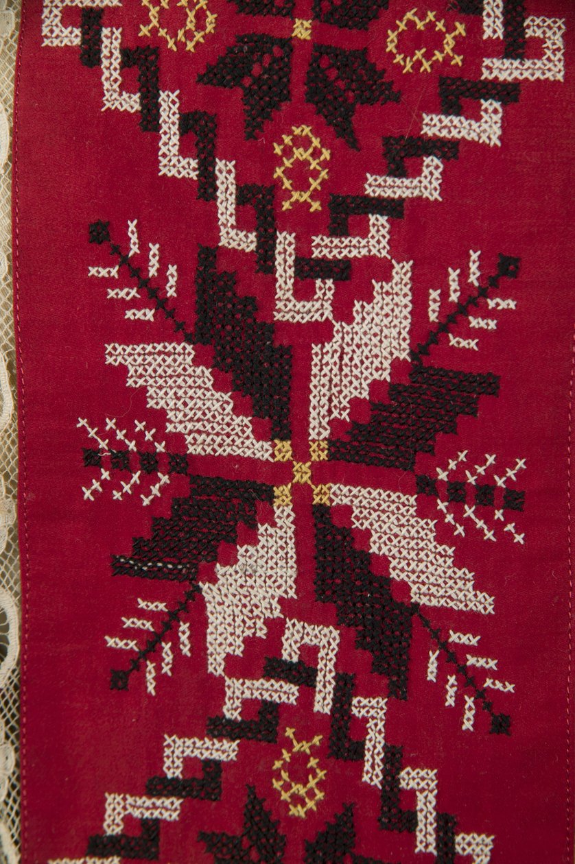 Schürzendetail aus ukrainischem Hochzeitsensemble von School Ukranian