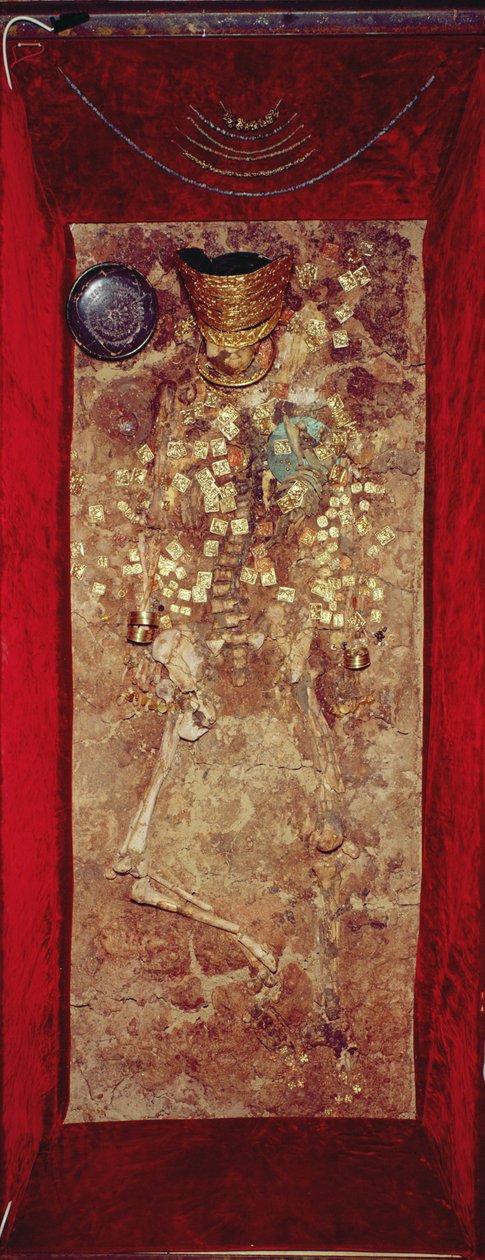 Mumie mit Goldkrone und Grabbeigaben von Scythian