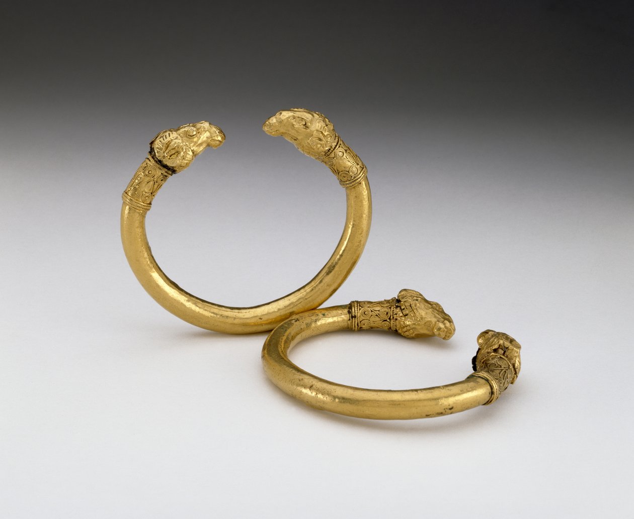 Paar Armbänder mit Widderkopfenden von Scythian