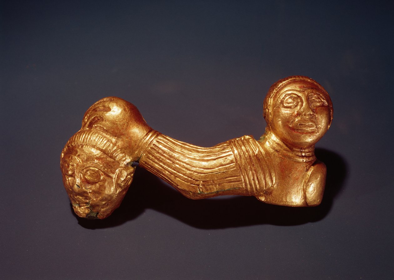 Nadel mit einem Krieger, der einen Kopf hält von Scythian