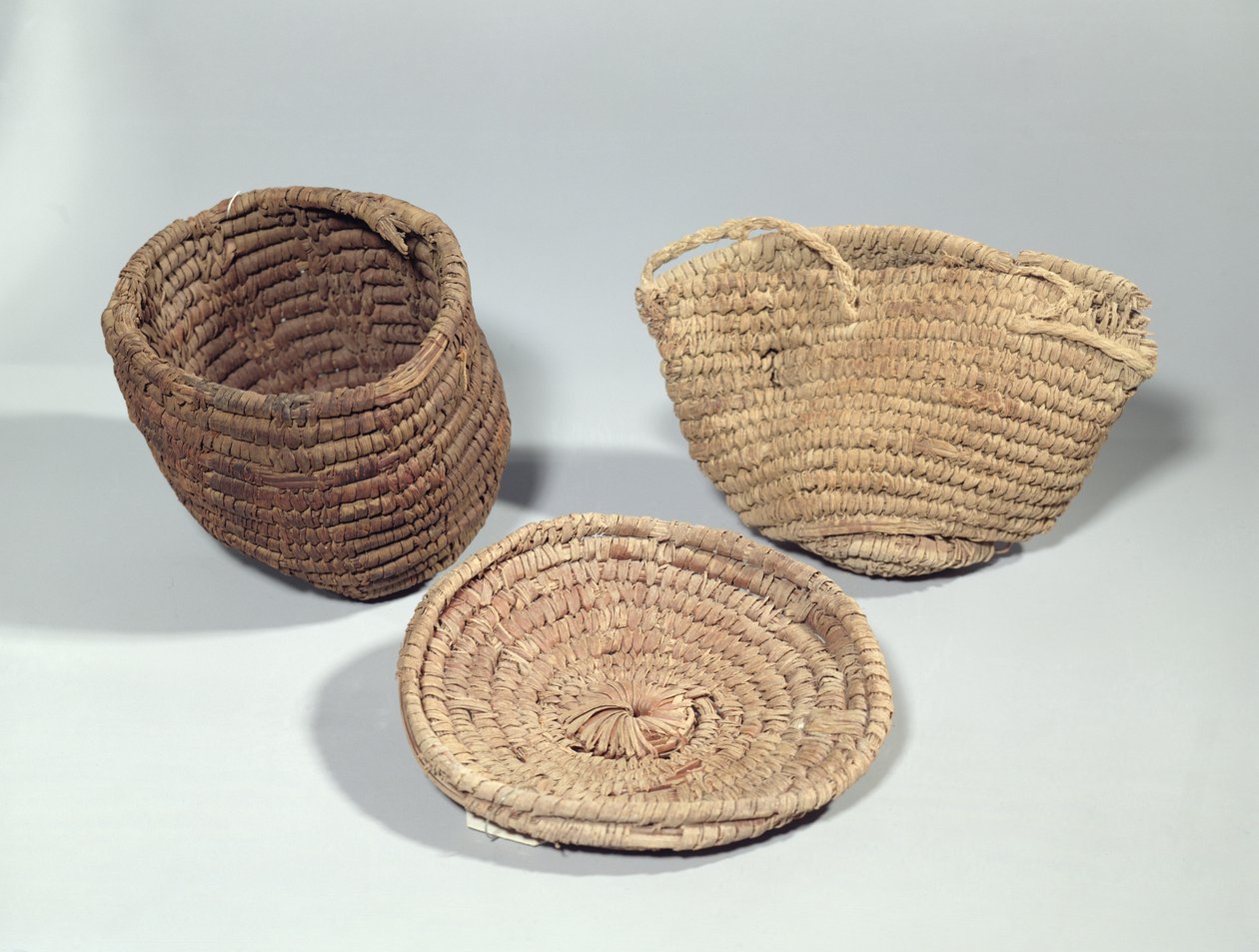 Zwei Körbe und ein Deckel (geflochtene Palmwedel) von Second Intermediate Period Egyptian