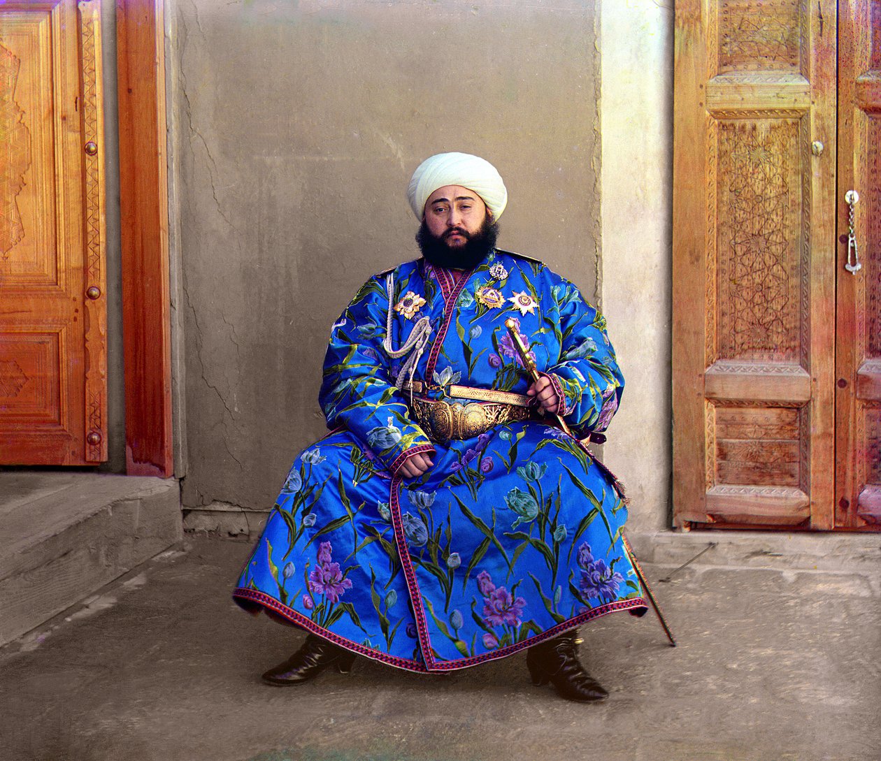 Alim Khan, Emir von Buchara, sitzend mit Schwert, Buchara, Russisches Reich, zwischen 1905 und 1915 von Sergey Prokudin Gorsky