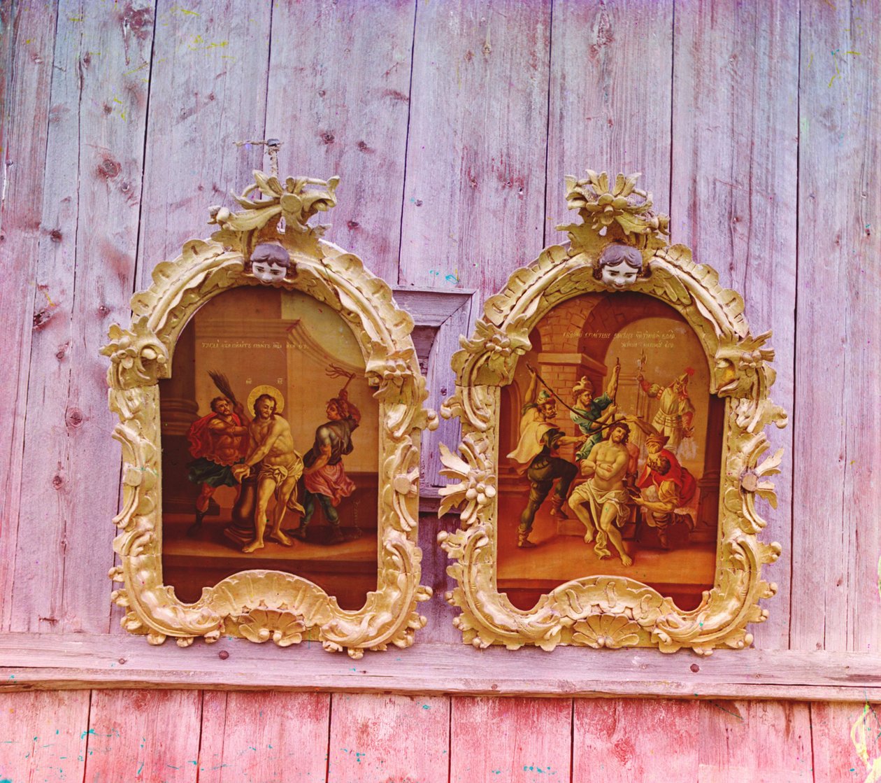 Zwei Ikonen in der Holzkirche des Propheten Elias in Belozersk, 1905-1915 von Sergey Prokudin Gorsky