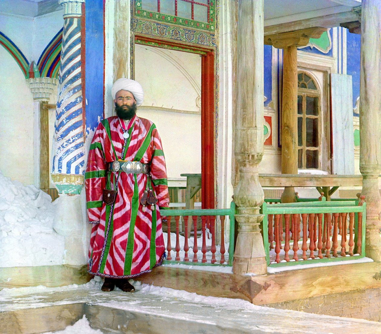 Buchara-Bürokrat vor einem Gebäude, Russisches Reich, zwischen 1905-15 von Sergey Prokudin Gorsky