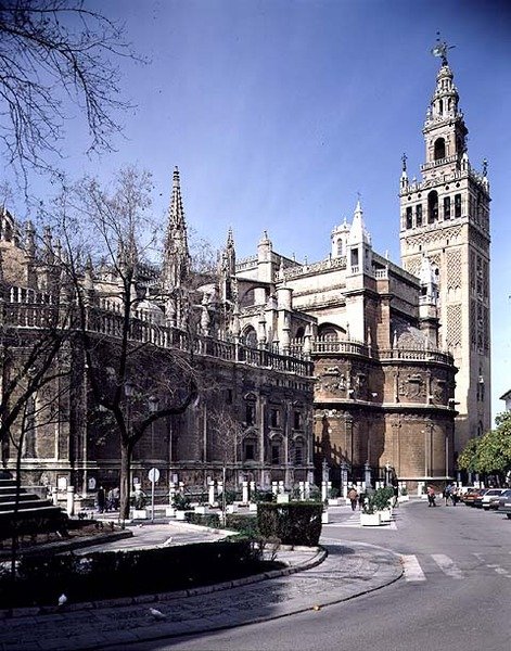 Ansicht der Ostfassade mit dem Giralda-Turm dahinter von Spanish School