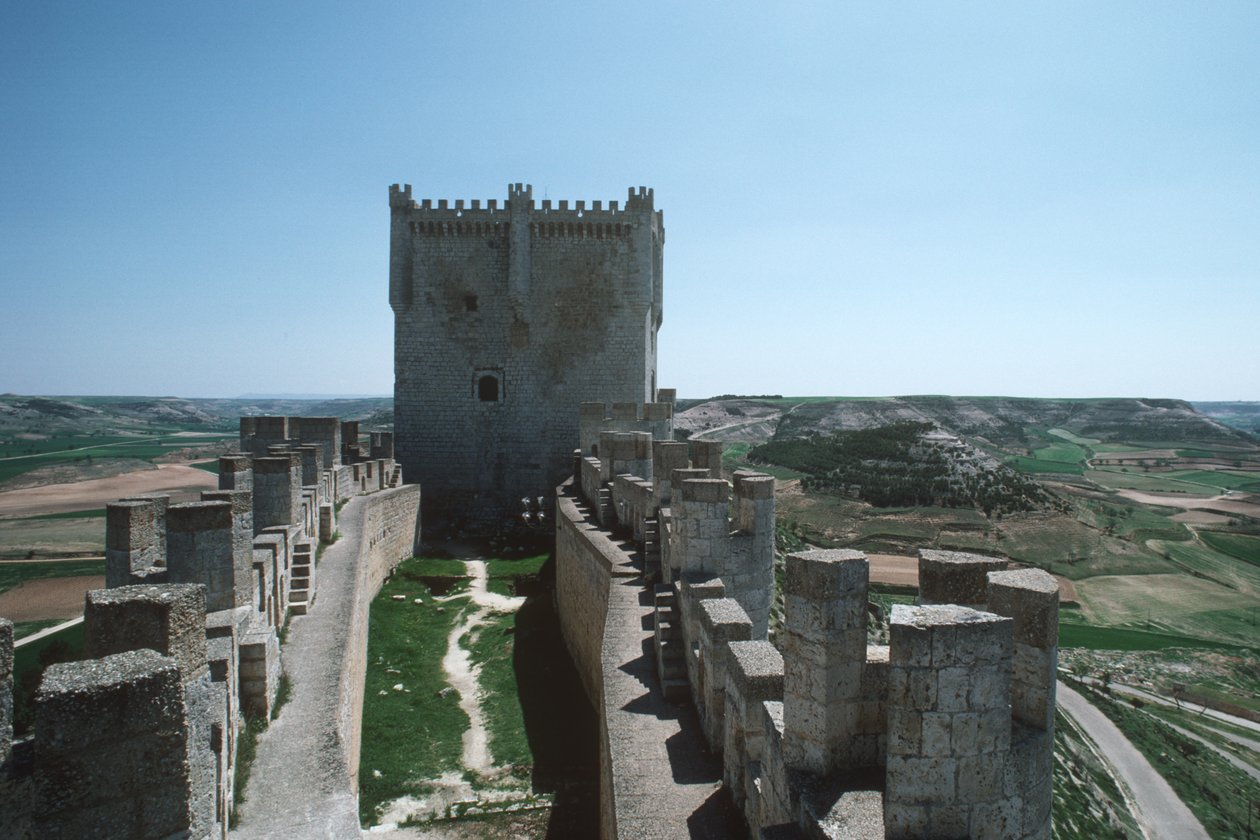 Ansicht der Burgmauern und des Bergfrieds von Spanish School