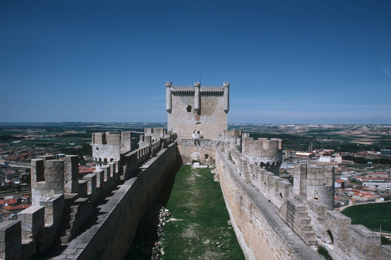 Ansicht der Burgmauern und des Bergfrieds von Spanish School