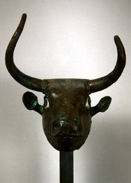 Kopf eines Stiers, mit königlicher sumerischer Inschrift, Halterung für ein Möbelstück oder eine Harfe, nach der Restaurierung, aus Telloh (altes Girsu) Frühdynastische Periode, ca. 2500-2400 v. Chr. von Sumerian