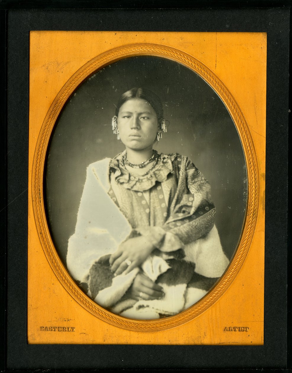 Porträt der Frau von Mahee (Knife), Iowa. (Kun-zan-ya). Mahees Frau trägt eine dicke Decke und Perlen Schmuck. von Thomas M. Easterly